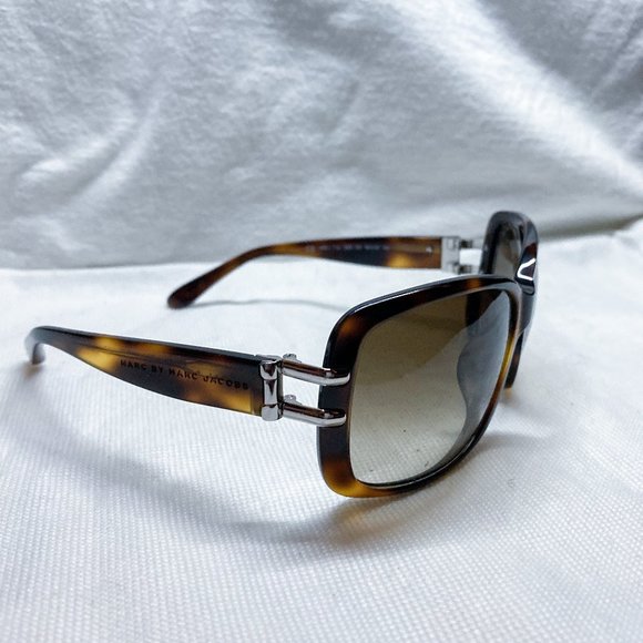 nwot Marc Jacobs tortoiseshell sunglasses + case main image 4